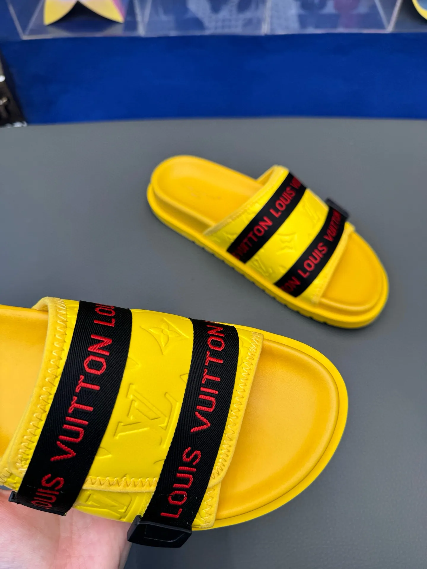 [L Home] P: 340💰Size: 38-45 Top purchasing lv men's summer slippers, classic presbyopia with soft real leather lining, unique color splicing effect, distinctive personality, fashionable and trendy essential style, light and comfortable. Lightweight and tough rubber insole, micro ridged foam outsole, super comfortable!